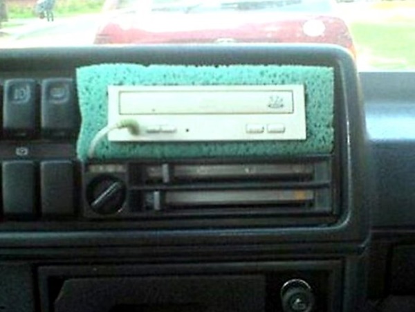 Foto - Arabasını kendi tamir eden insanların düştüğü komik durumlar