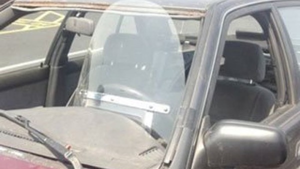 Foto - Arabasını kendi tamir eden insanların düştüğü komik durumlar