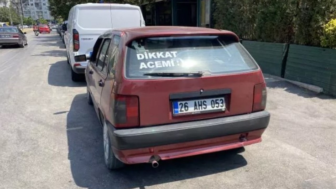 Foto - Arabaya yazdığı yazı olay oldu! Gören ondan kaçıyor