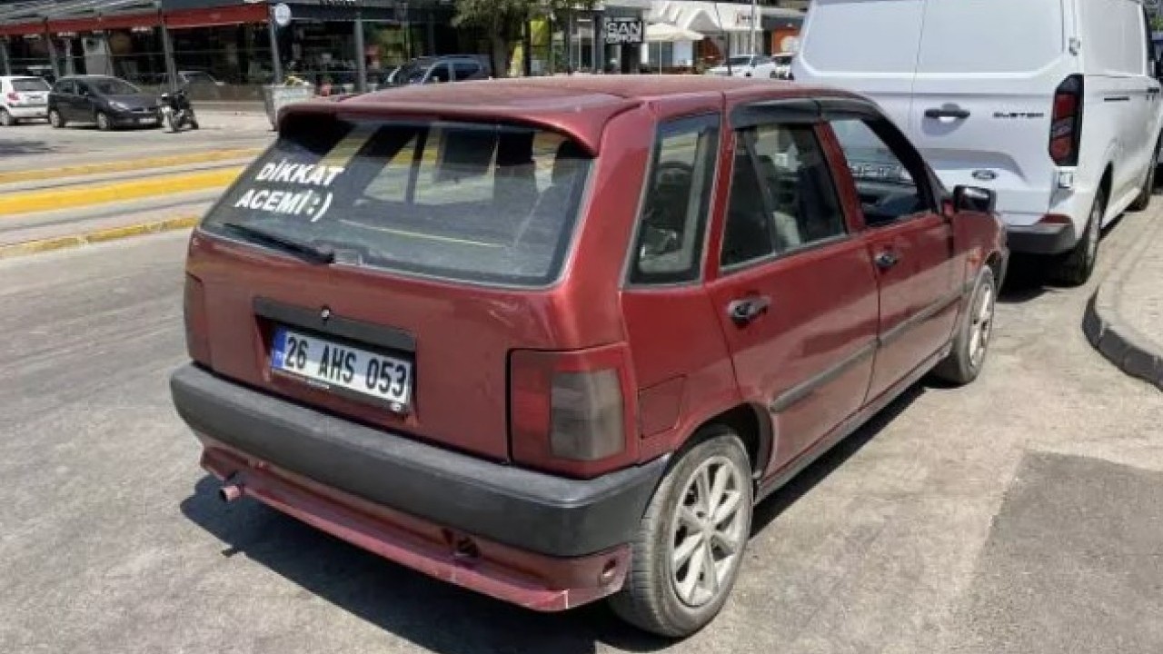 Foto - Arabaya yazdığı yazı olay oldu! Gören ondan kaçıyor