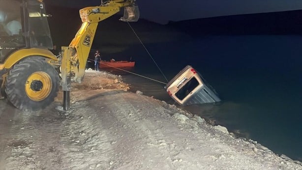 Foto - Karaman'da araç göle düştü! Sürücünün cesedine ulaşıldı