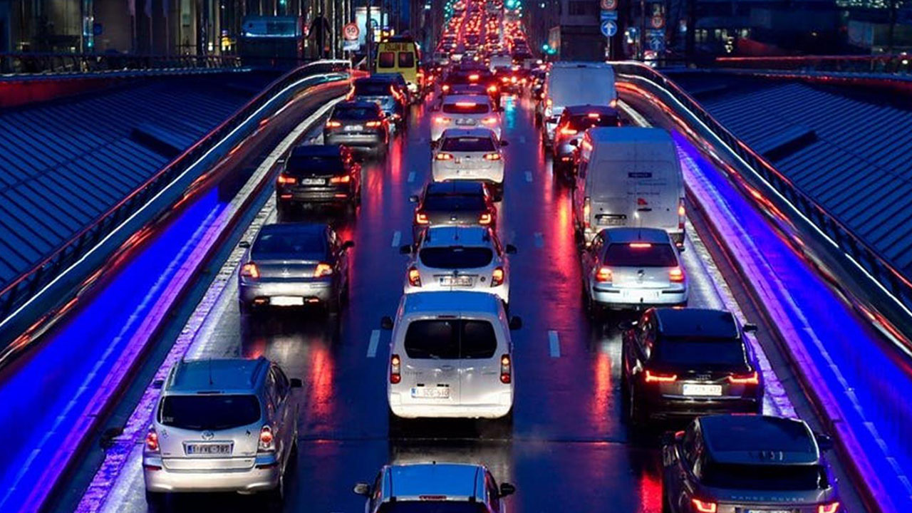 Araç sahipleri aman dikkat: Bundan sonra orta şeritten gidene ceza gelecek