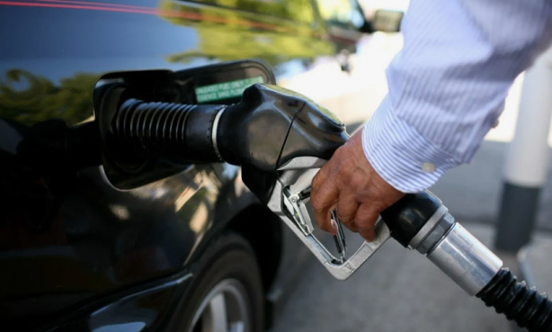 Araç sahipleri depoları fullemek için o tarihi bekleyin! Akaryakıt fiyatlarına dev indirim geliyor, kaçıran çok üzülür