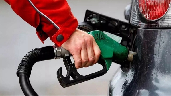 Araç sahiplerine güzel haber! Benzine büyük indirim