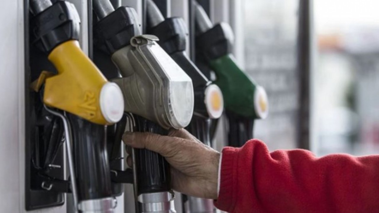 Foto - Araç sahiplerinin dikkatine! Benzin ve motorin fiyatları haftaya nasıl başladı?