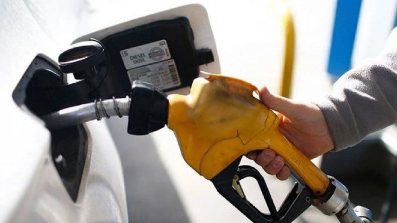 Foto - Araç sahiplerinin dikkatine! Benzin ve motorin fiyatları haftaya nasıl başladı?