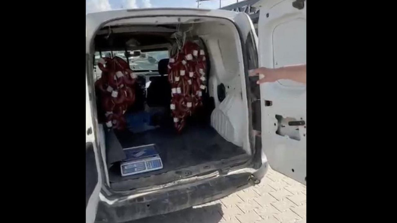 Foto - Araç satışında bu da oldu! Otomobilini dana sucuğuyla takas etti