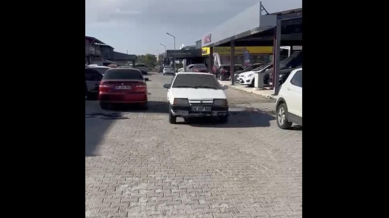 Foto - Araç satışında bu da oldu! Otomobilini dana sucuğuyla takas etti