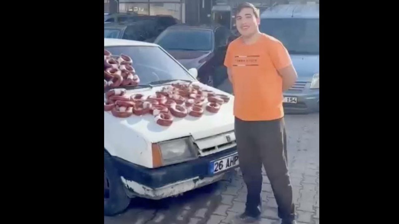 Foto - Araç satışında bu da oldu! Otomobilini dana sucuğuyla takas etti