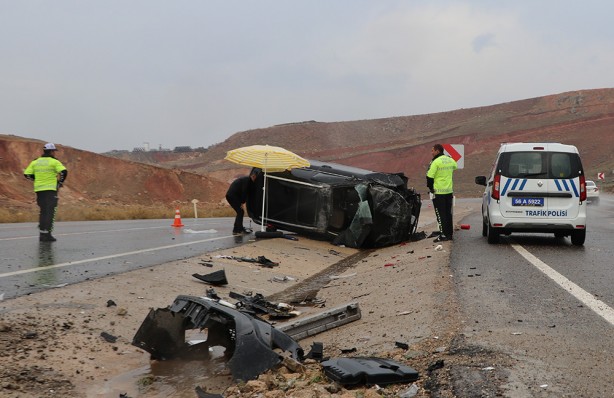 Foto - Araç takla attı burnu bile kanamadan çıktı! Bir kez daha diyoruz; Emniyet kemeri hayat kurtarır!