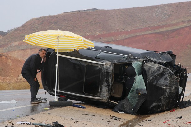 Foto - Araç takla attı burnu bile kanamadan çıktı! Bir kez daha diyoruz; Emniyet kemeri hayat kurtarır!
