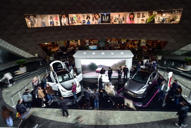 Foto - Araç tutkunları akın ediyor! Tesla'ya bir de böyle bakın