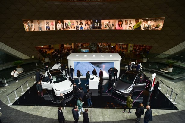 Foto - Araç tutkunları akın ediyor! Tesla'ya bir de böyle bakın