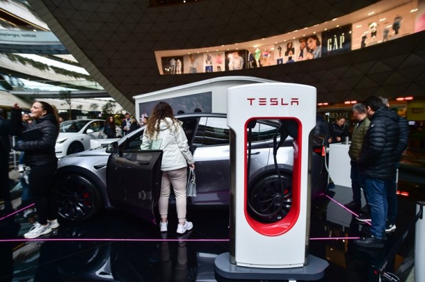 Foto - Araç tutkunları akın ediyor! Tesla'ya bir de böyle bakın