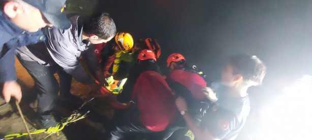 Foto - Araç uçuruma yuvarlandı