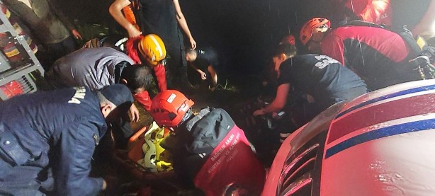 Araç uçuruma yuvarlandı