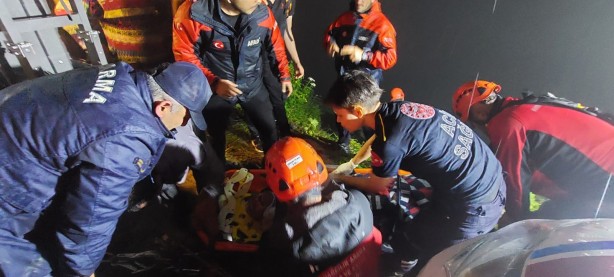 Foto - Araç uçuruma yuvarlandı