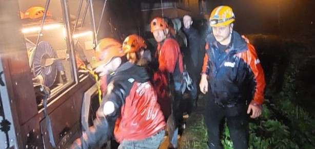 Foto - Araç uçuruma yuvarlandı