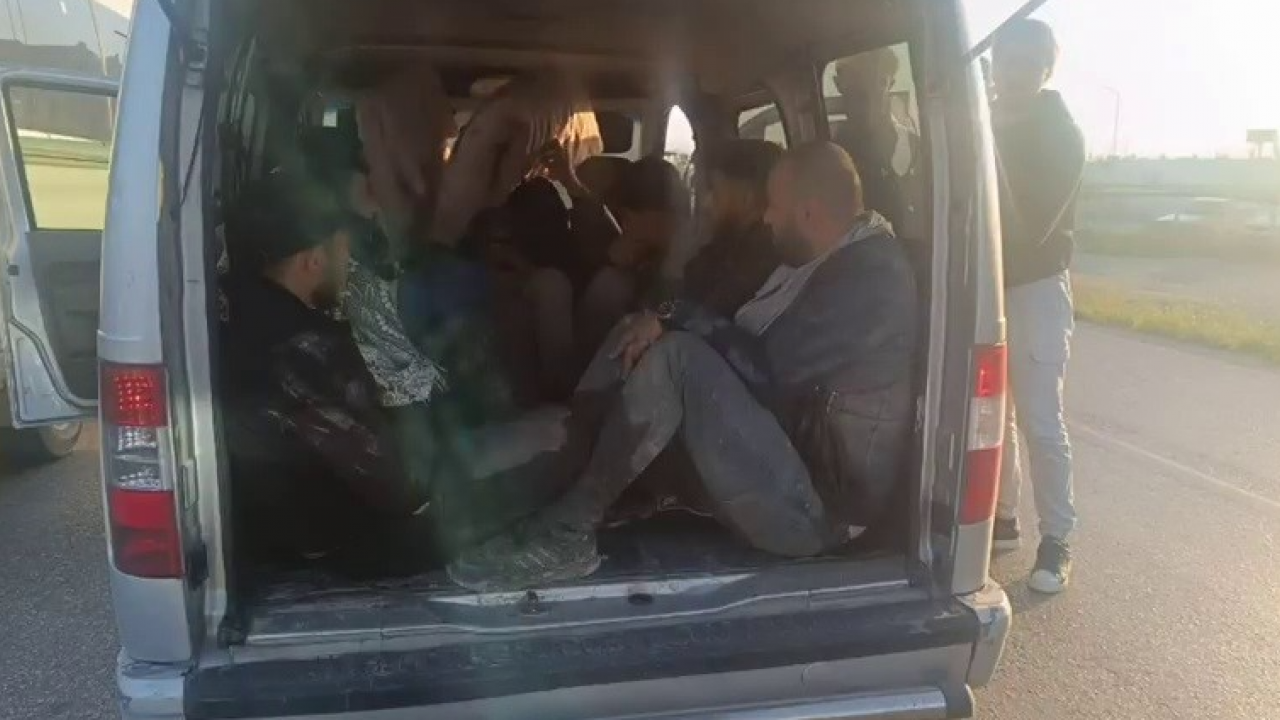 Araca tam 10 göçmen sığdırdı! İnsan taciri alçağa 100 bin TL ceza kesildi