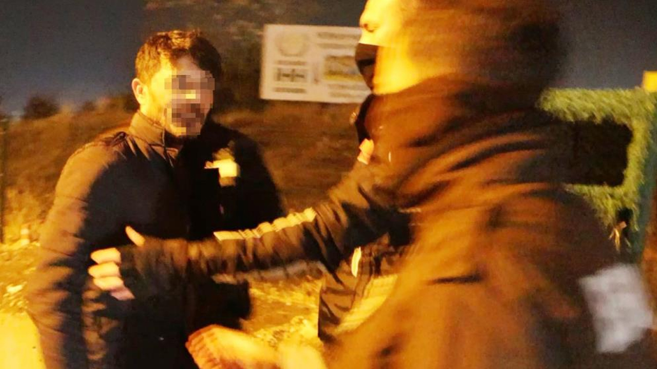 Foto - Aracı trafikten men olan şahıs çılgına döndü! Polisle tartıştı yetmedi gazetecilere küfür etti