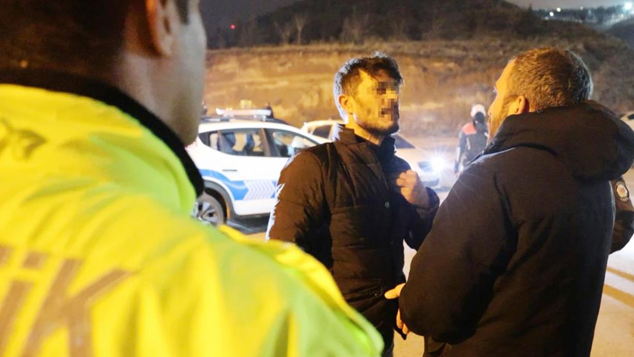 Aracı trafikten men olan şahıs çılgına döndü! Polisle tartıştı yetmedi gazetecilere küfür etti