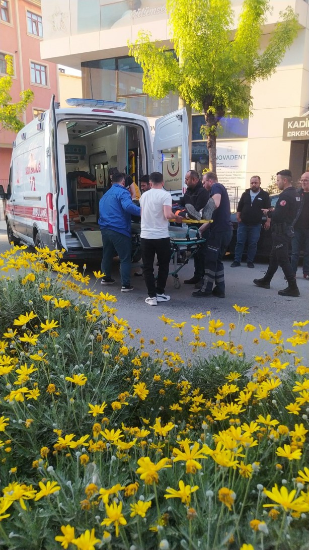 Aracın açılan kapısına çarpan bisikletli yaralandı