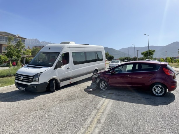 Foto - Aracın içine arı girdi, öğrenci servisiyle otomobil çarpıştı! Yaralılar var