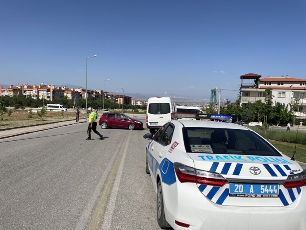 Foto - Aracın içine arı girdi, öğrenci servisiyle otomobil çarpıştı! Yaralılar var