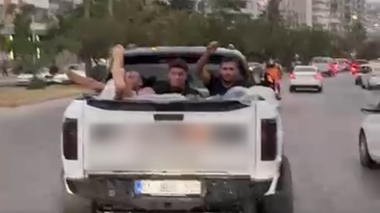 Foto - Aracın kasasına yaptığı havuz pahalıya patladı