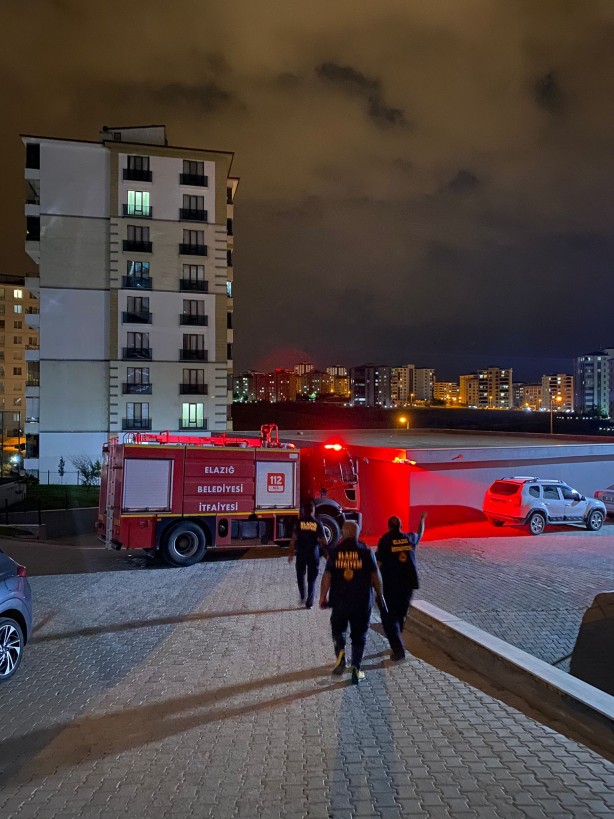 Foto - Aracın motoruna giren yılan, ekipler tarafından çıkartıldı
