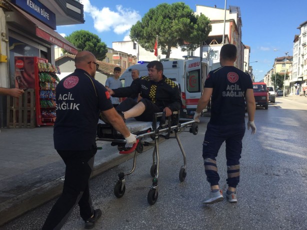 Aracın sıkıştırdığı motosiklet devrildi