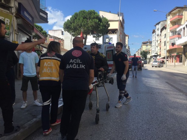 Foto - Aracın sıkıştırdığı motosiklet devrildi