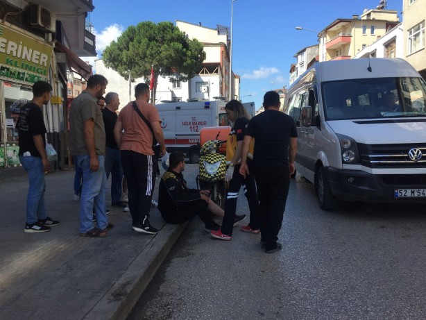 Foto - Aracın sıkıştırdığı motosiklet devrildi