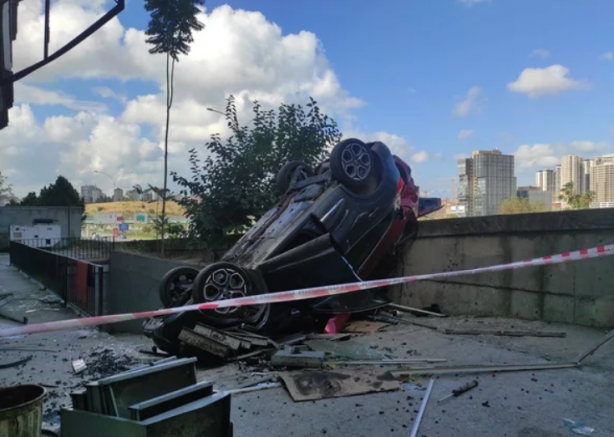 Foto - Aracını viteste unuttu! Ortalık toz duman oldu