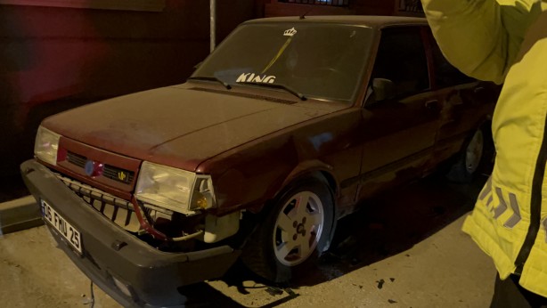 Foto - Aracıyla bina duvarına ve park halindeki otomobile çarpan sürücü firar etti