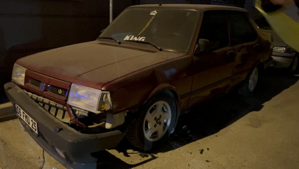 Foto - Aracıyla bina duvarına ve park halindeki otomobile çarpan sürücü firar etti