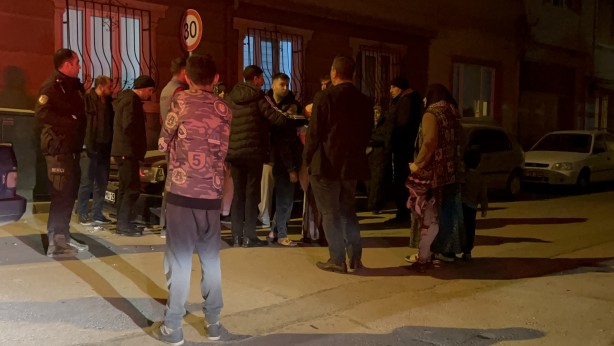 Foto - Aracıyla bina duvarına ve park halindeki otomobile çarpan sürücü firar etti