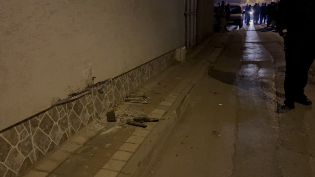 Foto - Aracıyla bina duvarına ve park halindeki otomobile çarpan sürücü firar etti