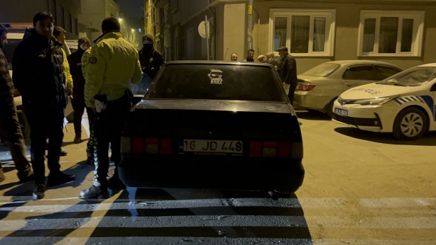 Foto - Aracıyla bina duvarına ve park halindeki otomobile çarpan sürücü firar etti