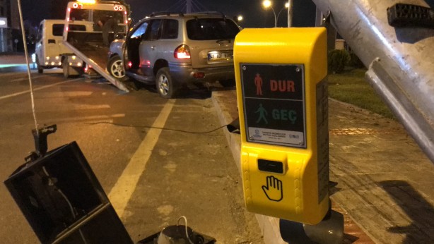 Foto - Aracıyla sinyalizasyon direğini devirip koşarak bölgeden uzaklaştı