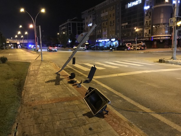 Foto - Aracıyla sinyalizasyon direğini devirip koşarak bölgeden uzaklaştı