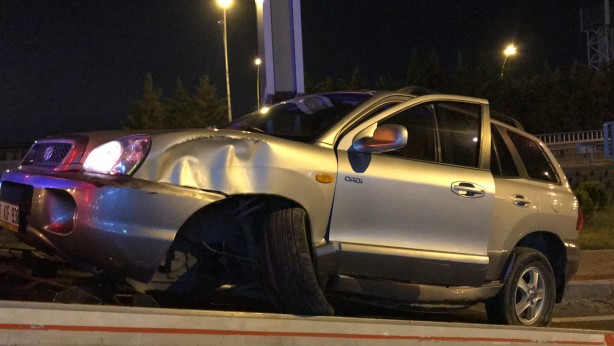 Foto - Aracıyla sinyalizasyon direğini devirip koşarak bölgeden uzaklaştı