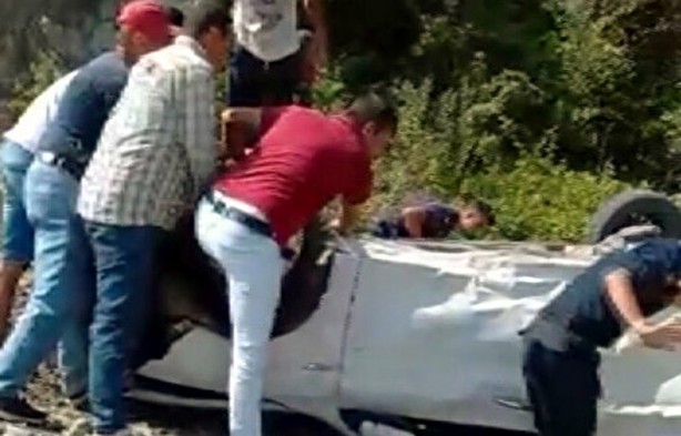 Foto - Aracıyla takla atan vatandaşın ilk isteği herkesi şaşırttı