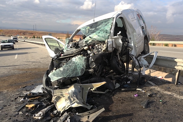 Aracıyla ters yöne girince canından oldu