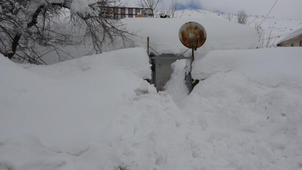 Foto - Araçlar kar altında kaldı, evlerin girişi kapandı! Bir il kara gömüldü