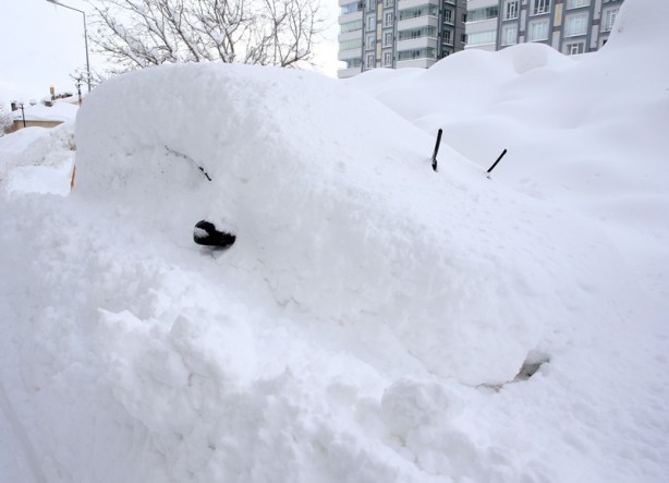 Foto - Araçlar kara gömüldü