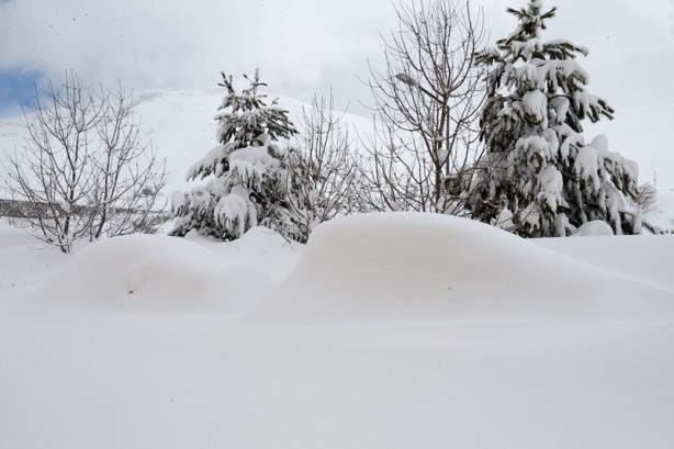 Araçlar kara gömüldü