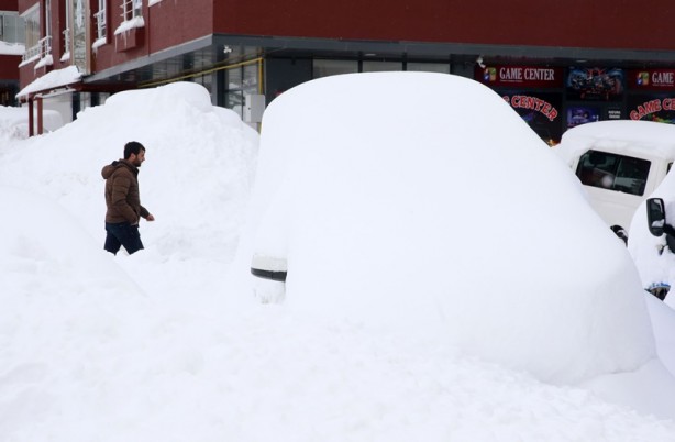 Foto - Araçlar kara gömüldü