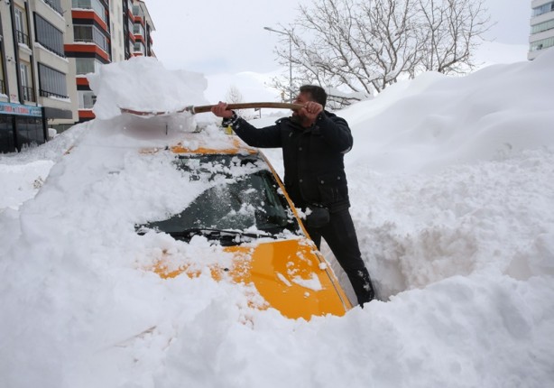 Foto - Araçlar kara gömüldü