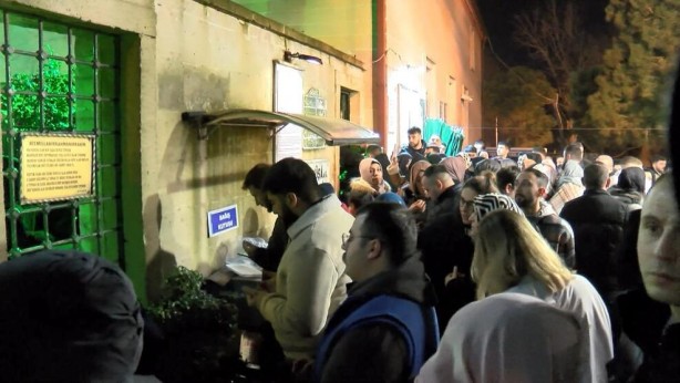Foto - Araçlar uzun kuyruklar oluşturdu! Kandil yoğunluğu: İstanbullular akın etti